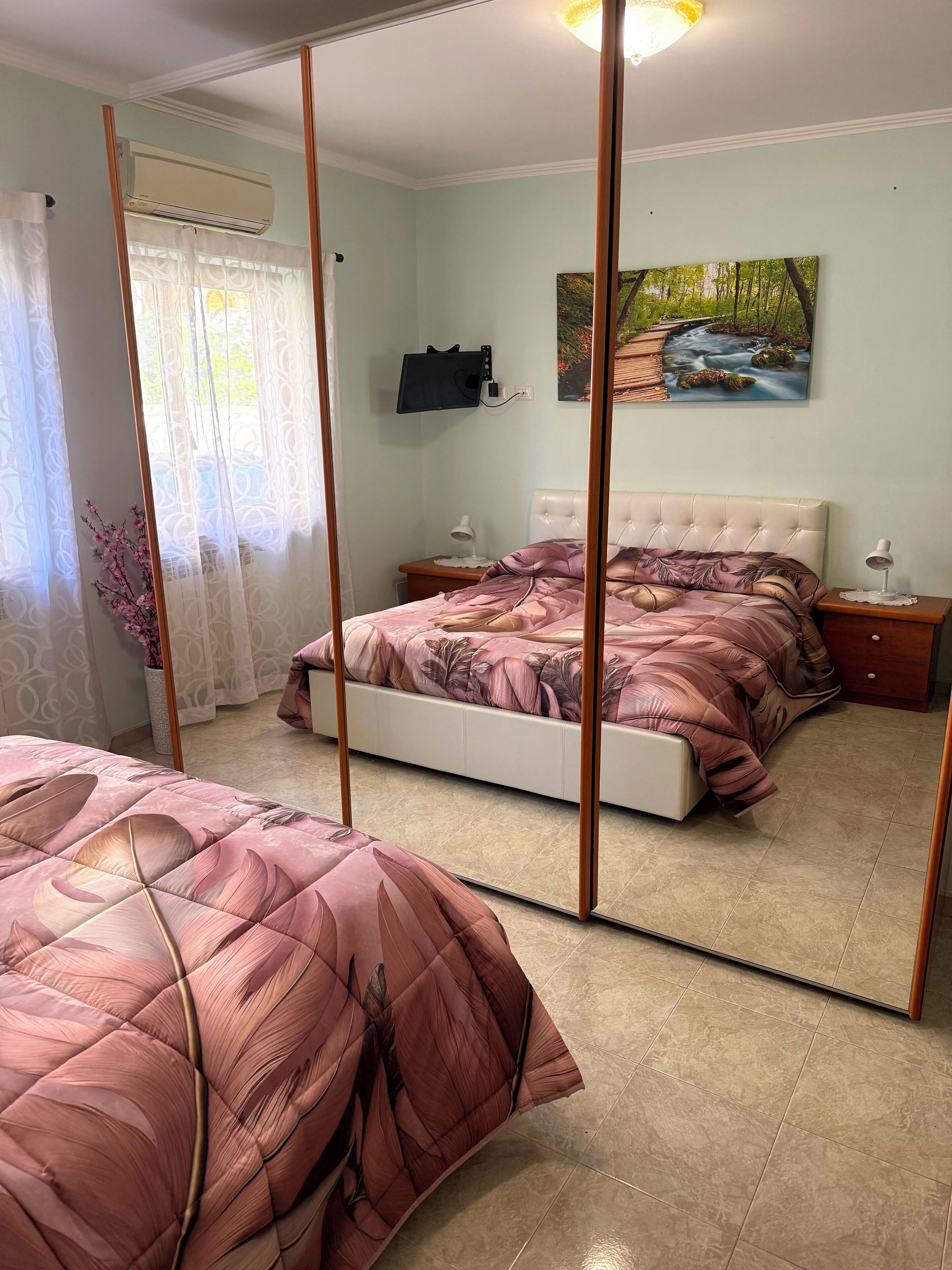 3 habitaciones, escritorio y tabla de planchar con plancha 