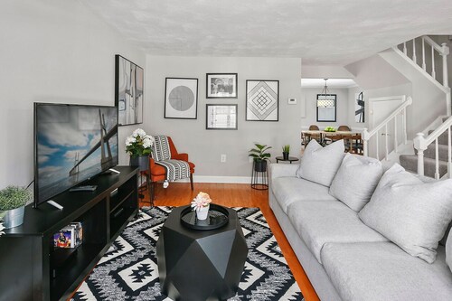 BickelBella: Private Yard & Near DC