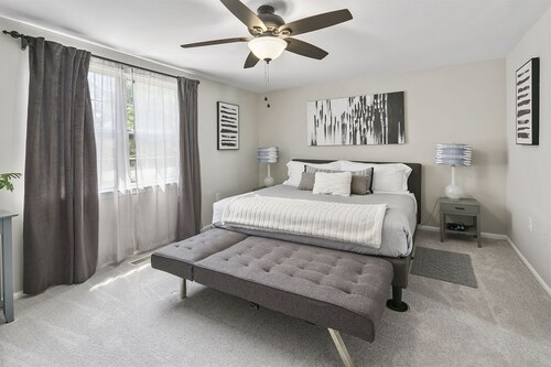 BickelBella: Private Yard & Near DC