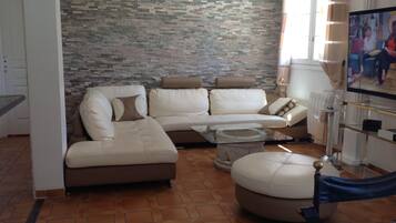 Fernseher, DVD-Player, Tischtennisplatte, Bücher