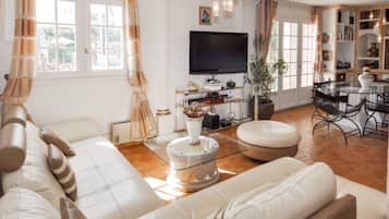 Fernseher, DVD-Player, Tischtennisplatte, Bücher