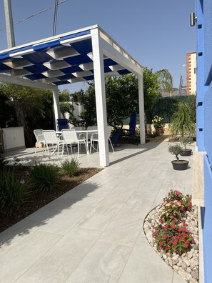 Outdoor dining - Villetta Azzurra is a structure located in the heart of Alcamo Marina.  (Alcamo Marina)