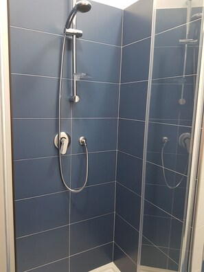 Douche, sèche-cheveux, bidet, serviettes fournies