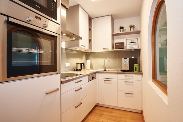 Kühlschrank, Mikrowelle, Ofen, Herdplatte