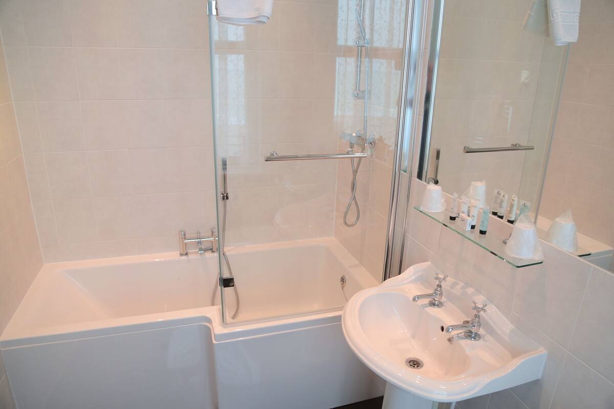 1 bedroom, iron/ironing board, free wifi