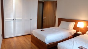 Suite – standard, 2 soverom | 2 soverom, sengetøy av topp kvalitet, skrivebord og strykejern/-brett
