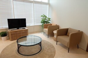 標準套房, 2 間臥室 | 客廳 | 智能電視