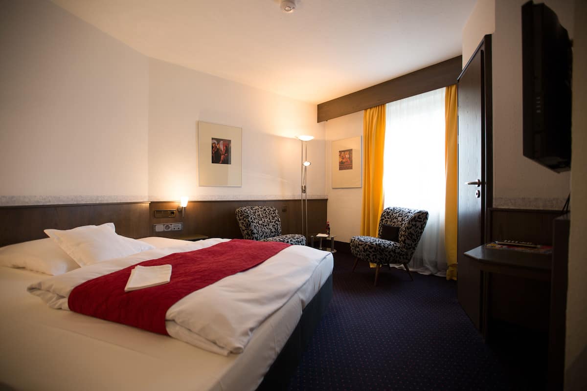 double room | 1 bedroom, premium bedding, in-room safe, desk