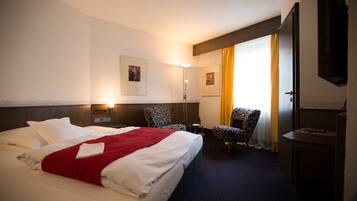 Doppelzimmer | Hochwertige Bettwaren, Zimmersafe, Schreibtisch, kostenloses WLAN