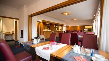 TĂ€gliches inbegriffenes FrĂŒhstĂŒcksbuffet