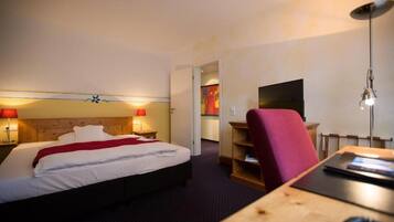 Hochwertige Bettwaren, Zimmersafe, Schreibtisch, kostenloses WLAN