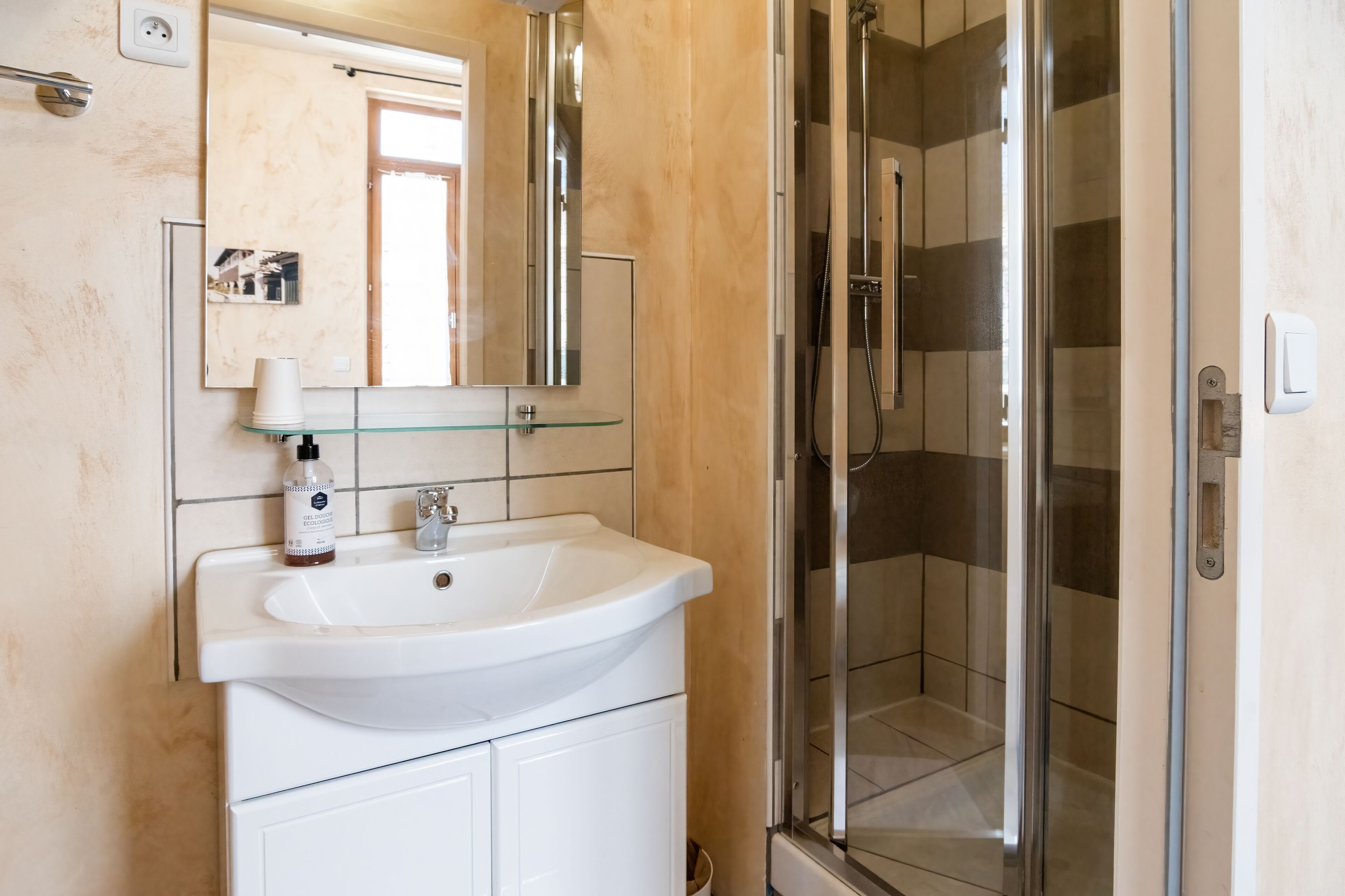 double room | bathroom sink