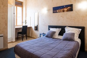 Double Room | 1 bedroom, premium bedding, desk, laptop workspace - Hôtel de la Gare (Latresne)