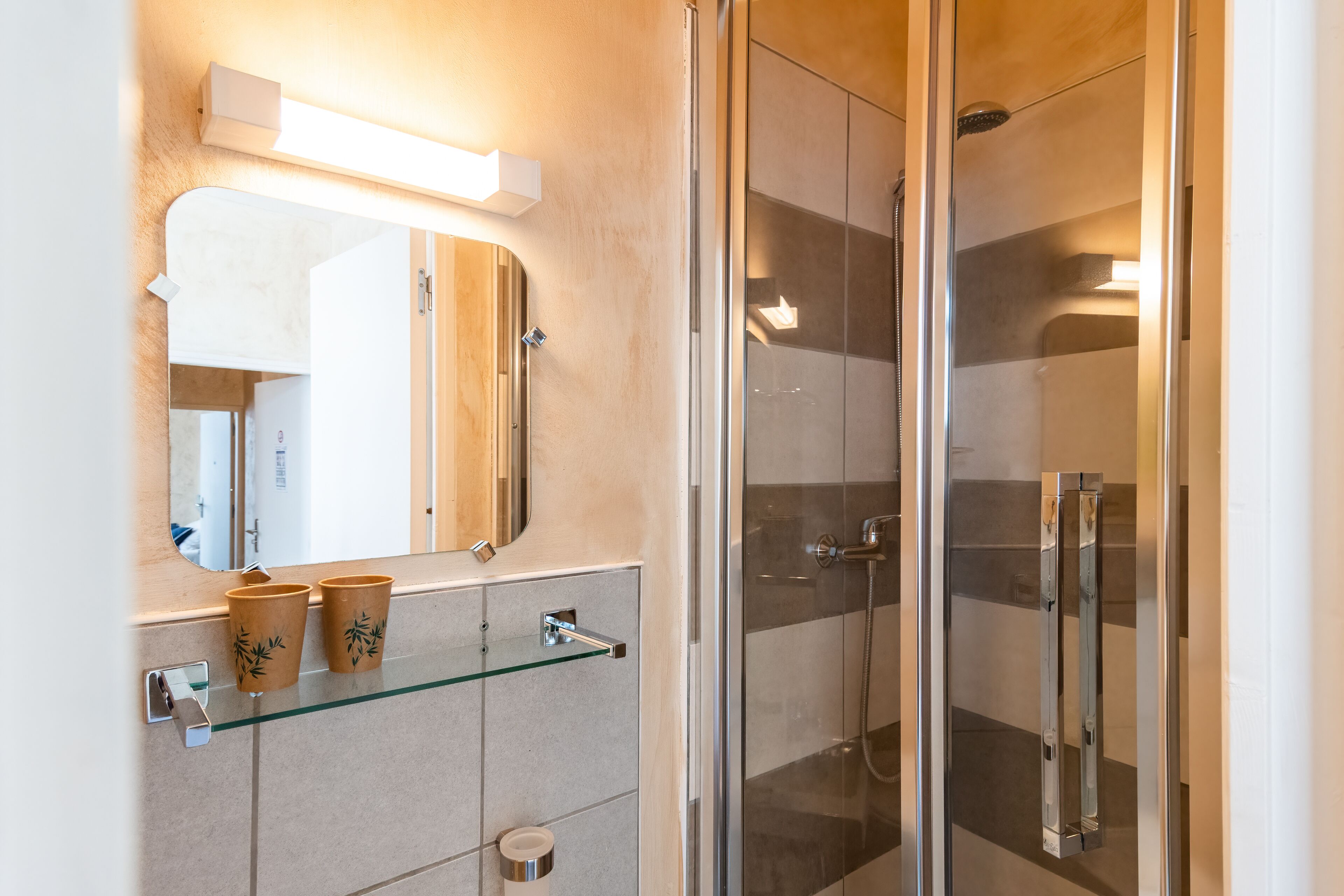 Double Room | Bathroom shower