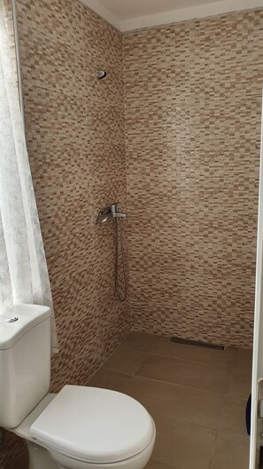Douche, articles de toilette gratuits, sèche-cheveux, peignoirs