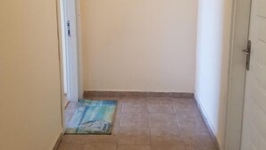 A narrow hallway with tiled flooring and two doors. - Kumbaz Pansiyon (Sapanca)