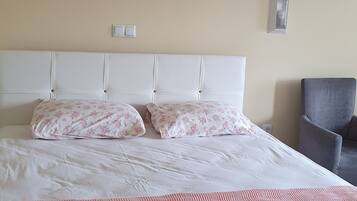 Desk, soundproofing, free WiFi, bed sheets