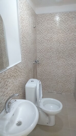 Standardzimmer, 1 Doppelbett | Badezimmer | Dusche, kostenlose Toilettenartikel, Haartrockner, Bademäntel
