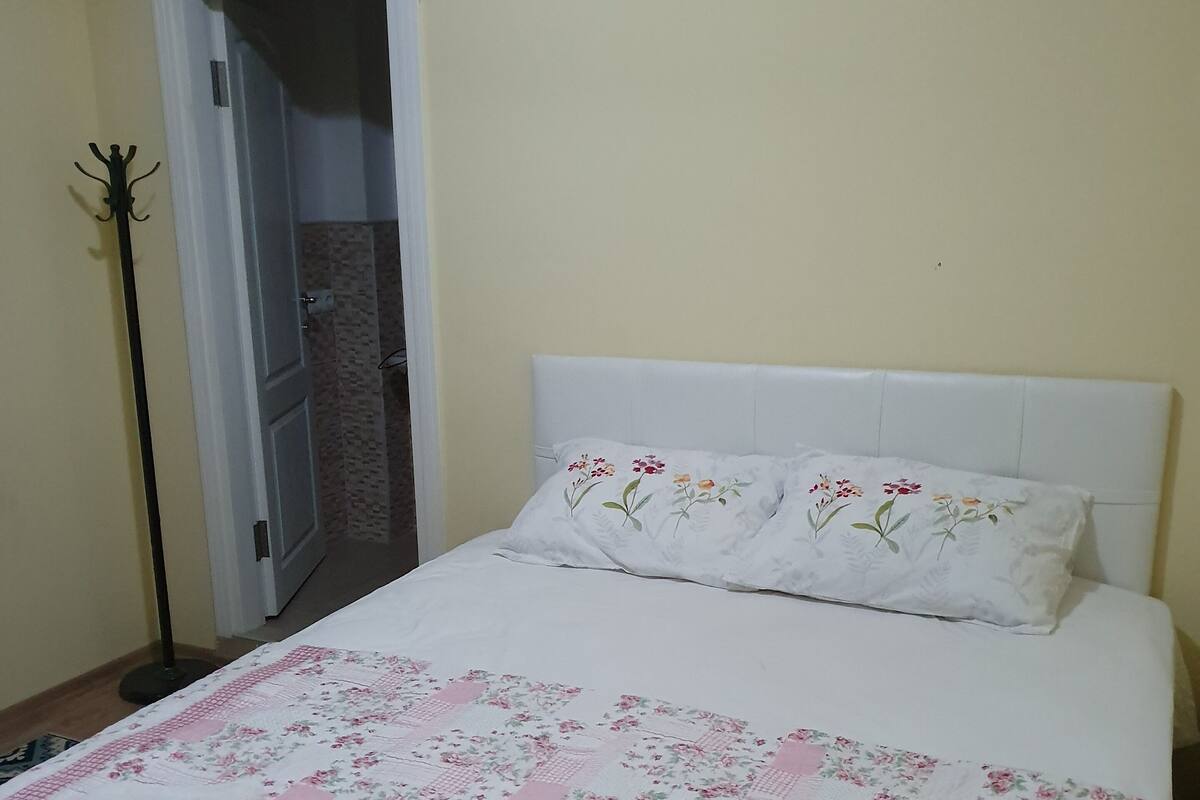 Desk, soundproofing, free WiFi, bed sheets