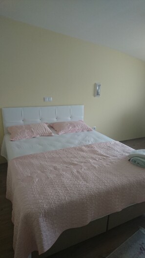 Desk, soundproofing, free WiFi, bed sheets - Kumbaz Pansiyon (Sapanca)