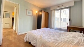 Room - Family-Friendly Apartment in Central La Baule, Near Shops and Beach, with Parking (La Baule)