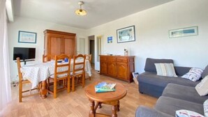 Living area - Family-Friendly Apartment in Central La Baule, Near Shops and Beach, with Parking (La Baule)