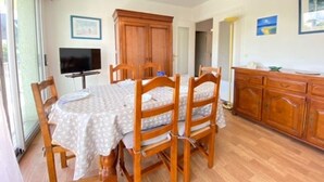 Dining - Family-Friendly Apartment in Central La Baule, Near Shops and Beach, with Parking (La Baule)