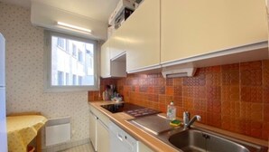 Private kitchen - Family-Friendly Apartment in Central La Baule, Near Shops and Beach, with Parking (La Baule)