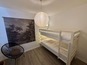 1 bedroom - Cozy 2-Room Apartment, 250m from Beach, Terrace, Private Parking, Sleeps 4 (Port-la-Nouvelle)