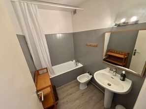 Bathroom - Cozy 2-Room Apartment, 250m from Beach, Terrace, Private Parking, Sleeps 4 (Port-la-Nouvelle)