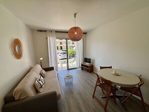 TV - Cozy 2-Room Apartment, 250m from Beach, Terrace, Private Parking, Sleeps 4 (Port-la-Nouvelle)