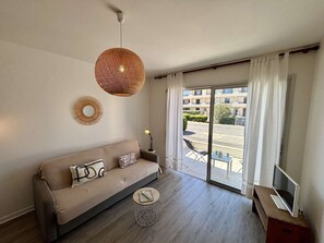 TV - Cozy 2-Room Apartment, 250m from Beach, Terrace, Private Parking, Sleeps 4 (Port-la-Nouvelle)