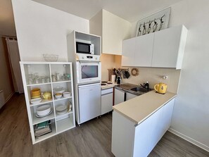 Fridge, microwave, oven, stovetop - Cozy 2-Room Apartment, 250m from Beach, Terrace, Private Parking, Sleeps 4 (Port-la-Nouvelle)
