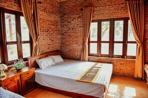 Deluxe-huone | Minibaari, tallelokero huoneessa, työpöytä, äänieristys