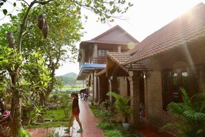Courtyard - Ninh Bình Friendly Homestay (Gia Vien)