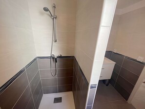 Bathroom - Sunny 2-BR Apartment with Terrace & Garage in Historic Fréjus, Sleeps 4 (Fréjus)