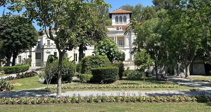 Sunny 2-BR Apartment with Terrace & Garage in Historic Fréjus, Sleeps 4