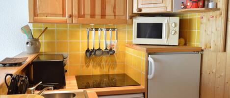 Een koelkast, een microgolfoven, een oven, een vaatwasser