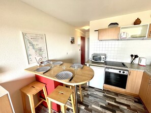 Fridge, microwave, oven, coffee/tea maker