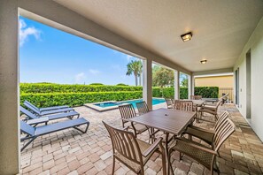 Outdoor dining - 10 min to Disney, private pool home on luxury resort, brand new hardwood floors. (kissimmee)