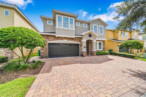 10 min to Disney, private pool home on luxury resort, brand new hardwood floors.