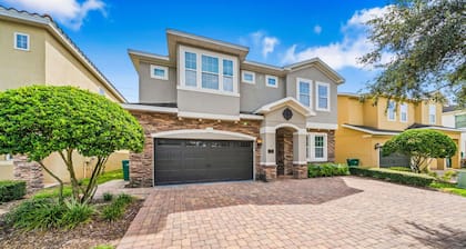 10 min to Disney, private pool home on luxury resort, brand new hardwood floors.