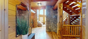 36 MI to YNP | Hot Tub | Theater Room | Sleeps 16