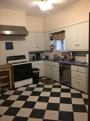 Private kitchen - Amazing home in historic Berkeley Square (Trenton)