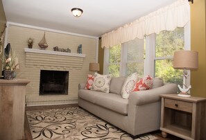 テレビ、DVD プレーヤー、書庫