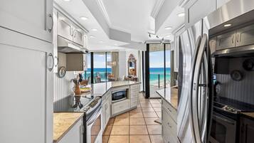 Coffee/tea maker, fridge, microwave, oven