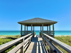On the beach, sun loungers - OCEANSIDE COMMUNITY_Private Beach Access_Pool_WiFi_Kitchen_BBQ Grill (Atlantic Beach)