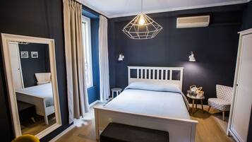 Quarto casal, banheiro compartilhado | Escrivaninha, cortinas blackout, ferros/tábuas de passar roupa