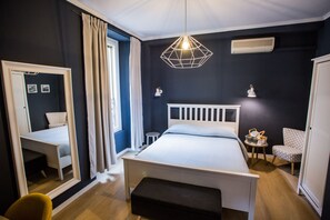 Habitación doble, baño compartido | 1 dormitorio, escritorio, cortinas opacas