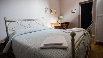 Klassieke tweepersoonskamer | Een bureau, verduisterende gordijnen, een strijkplank/strijkijzer